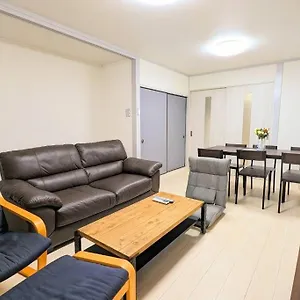 アパート Jr西九条徒歩4分！最大12名宿泊可能！貸切一軒家！usj、梅田アクセス良好！１f広々リビングあり！, 大阪市